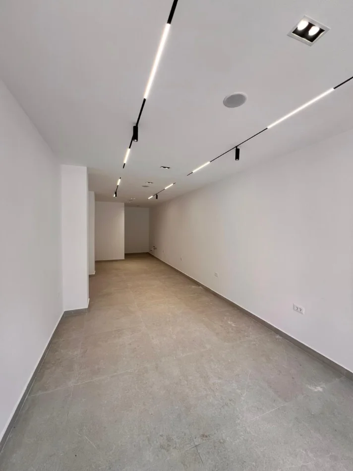 Tirane, jepet me qera ambjent biznesi Kati 0, 45 m² 900 € (Bulevardi Zhan D'Ark, Tek ATSH)