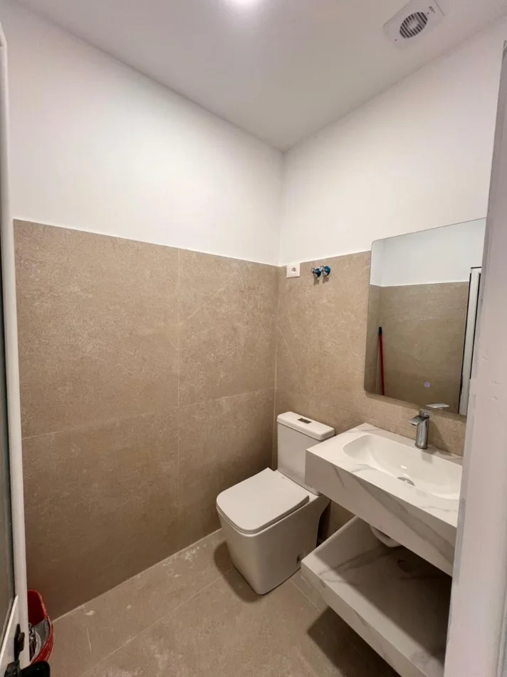 Tirane, jepet me qera ambjent biznesi Kati 0, 45 m² 900 € (Bulevardi Zhan D'Ark, Tek ATSH)