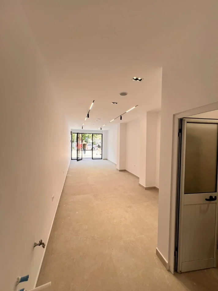 Tirane, jepet me qera ambjent biznesi Kati 0, 45 m² 900 € (Bulevardi Zhan D'Ark, Tek ATSH)