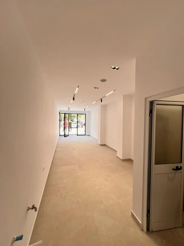 Tirane, jepet me qera ambjent biznesi Kati 0, 45 m² 900 € (Bulevardi Zhan D'Ark, Tek ATSH)