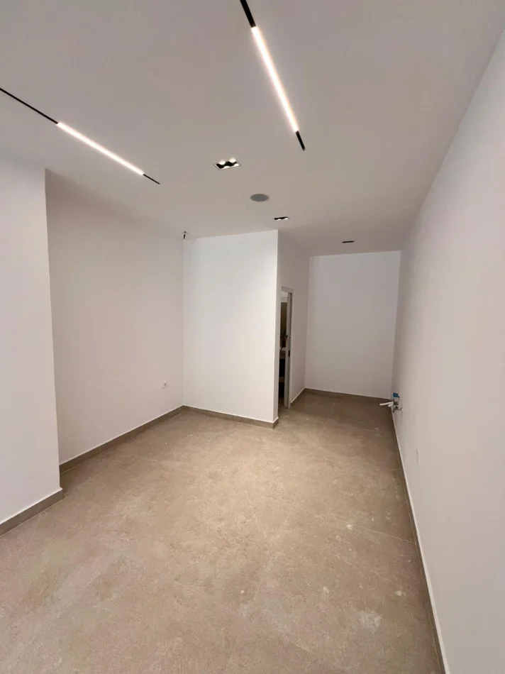 Tirane, jepet me qera ambjent biznesi Kati 0, 45 m² 900 € (Bulevardi Zhan D'Ark, Tek ATSH)