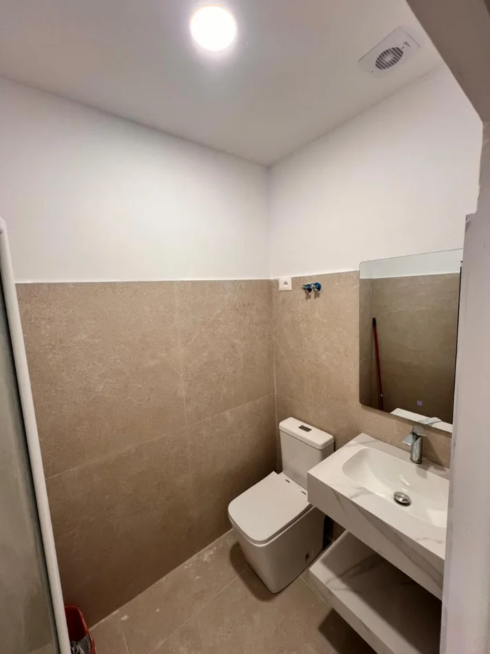 Tirane, jepet me qera ambjent biznesi Kati 0, 45 m² 900 € (Bulevardi Zhan D'Ark, Tek ATSH)