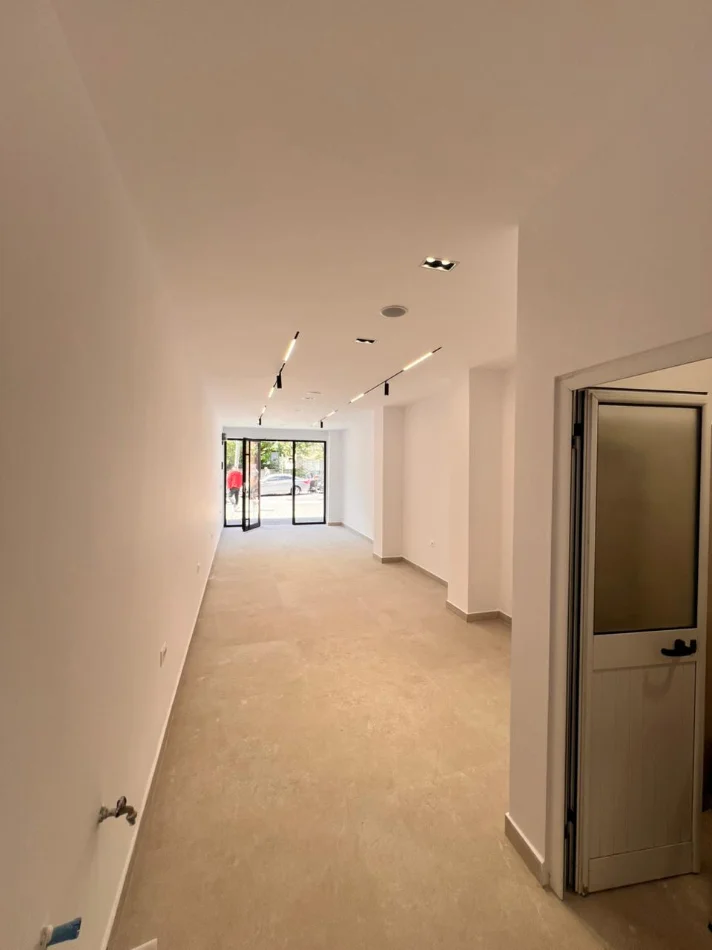 Tirane, jepet me qera ambjent biznesi Kati 0, 45 m² 900 € (Bulevardi Zhan D'Ark, Tek ATSH)