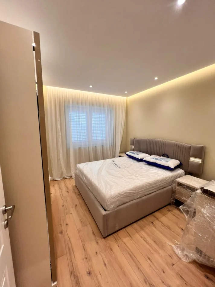 Tirane, jepet me qera apartament 2+1 Kati 4, 98 m² 800 € (Qender)