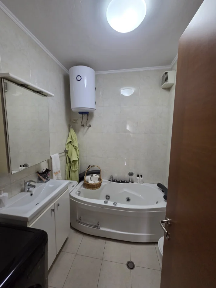Tirane, shitet apartament 2+1+Ballkon Kati 8, 124 m² 434.000 € 