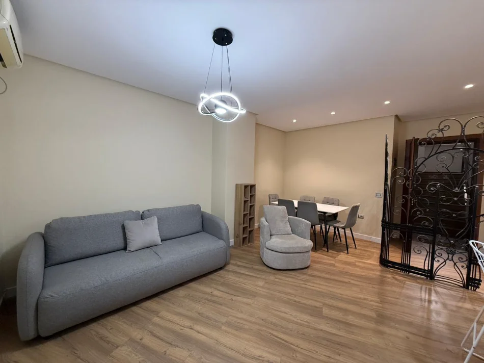 Tirane, jepet me qera apartament 1+1+Ballkon Kati 1, 70 m² 800 € (Pazari i ri)