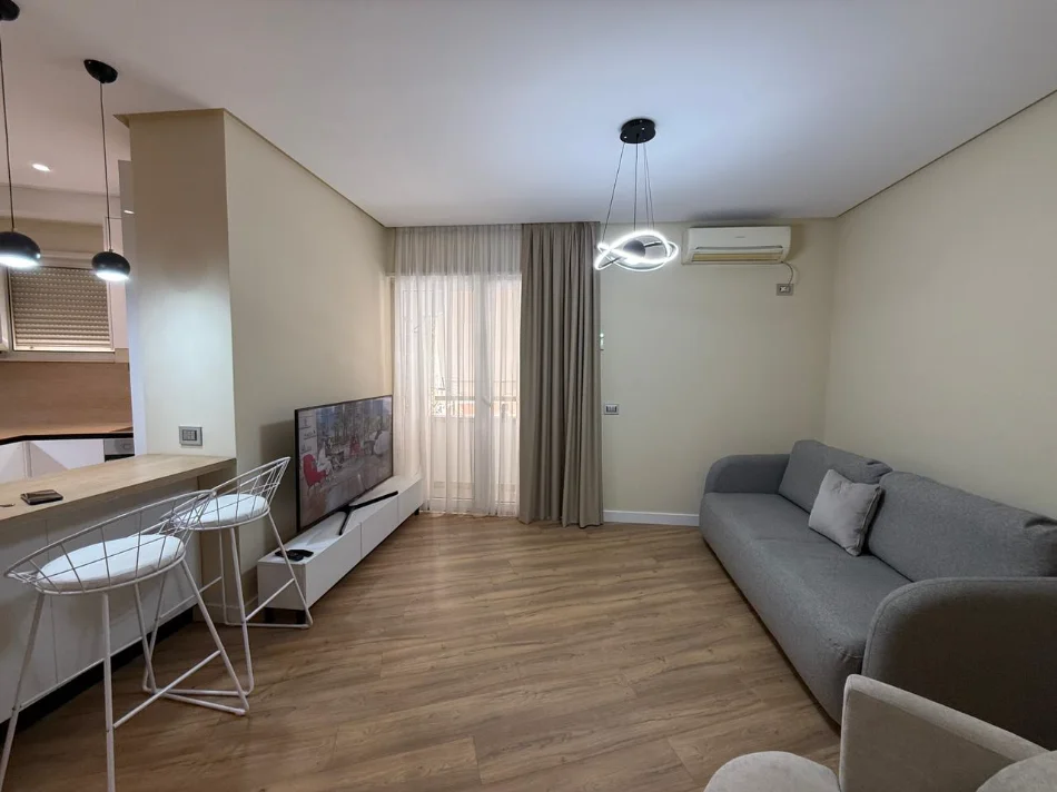 Tirane, jepet me qera apartament 1+1+Ballkon Kati 1, 70 m² 800 € (Pazari i ri)