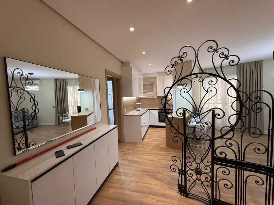 Tirane, jepet me qera apartament 1+1+Ballkon Kati 1, 70 m² 800 € (Pazari i ri)