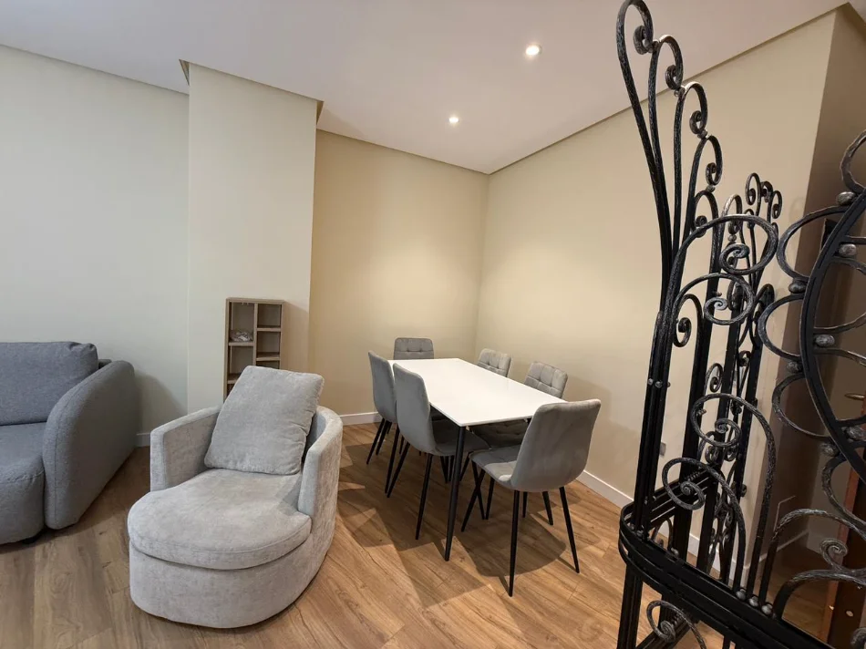 Tirane, jepet me qera apartament 1+1+Ballkon Kati 1, 70 m² 800 € (Pazari i ri)