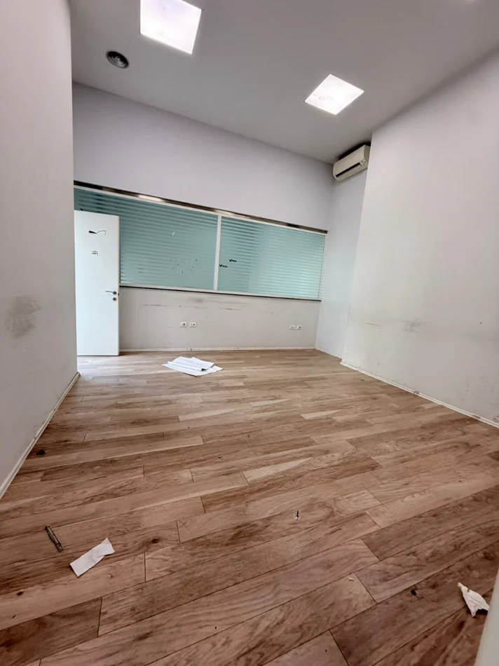 Tirane, jepet me qera ambjent biznesi Kati 0, 100 m² 2.000 € (Kika 2)