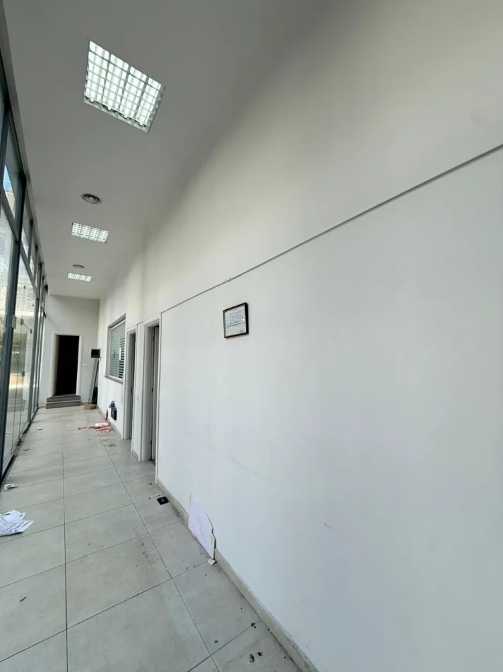 Tirane, jepet me qera ambjent biznesi Kati 0, 100 m² 2.000 € (Kika 2)