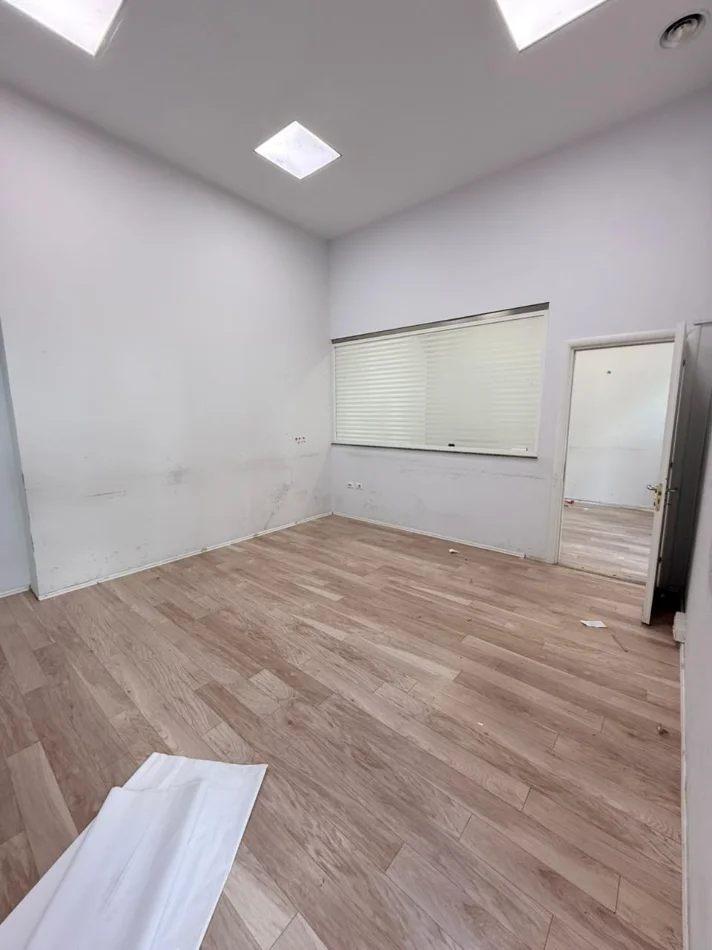 Tirane, jepet me qera ambjent biznesi Kati 0, 100 m² 2.000 € (Kika 2)