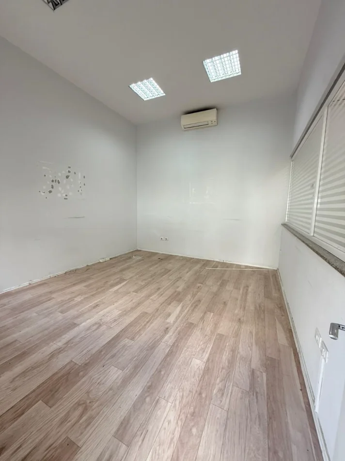 Tirane, jepet me qera ambjent biznesi Kati 0, 100 m² 2.000 € (Kika 2)