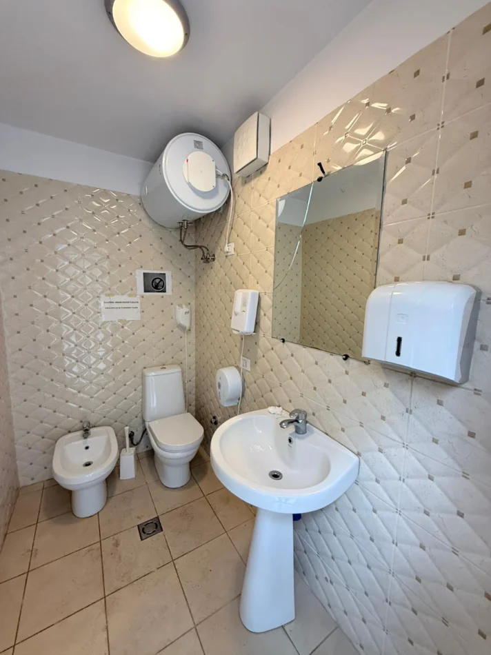 Tirane, jepet me qera ambjent biznesi Kati 0, 100 m² 2.000 € (Kika 2)