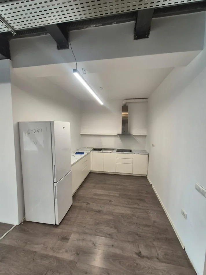 Tirane, jepet me qera ambjent biznesi Kati 8, 180 m² 3.500 € (Kika 2)