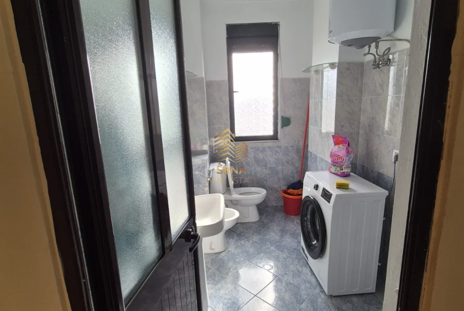 Tirane, jepet me qera ambjent biznesi Kati 7, 80 m² 550 € (Brryli)