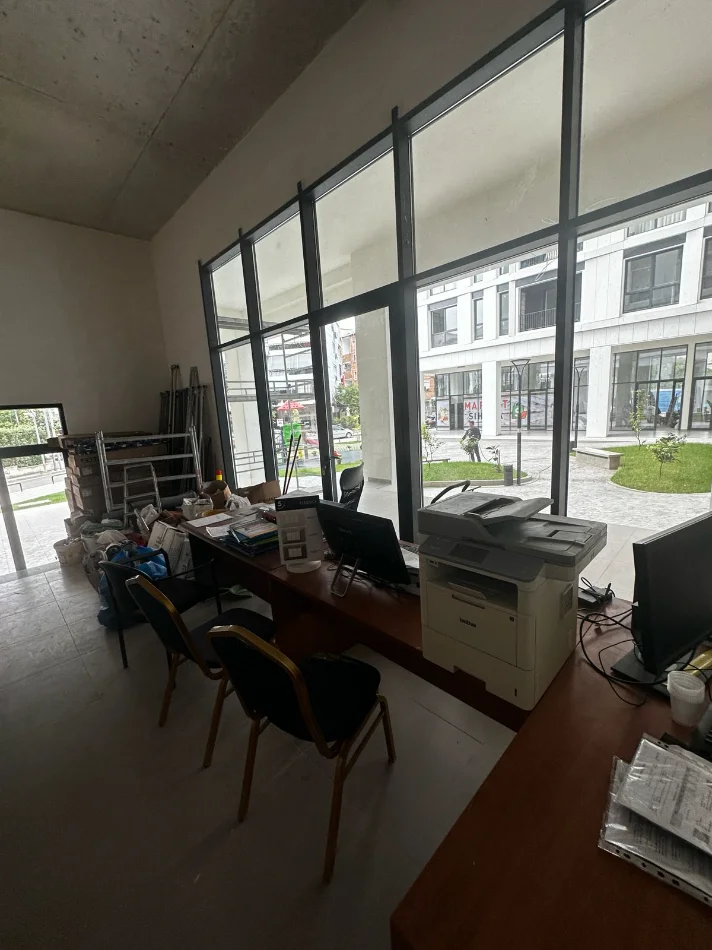 Tirane, jepet me qera dyqan Kati 0, 100 m² 2.500 € (KOMUNA E PARISIT)