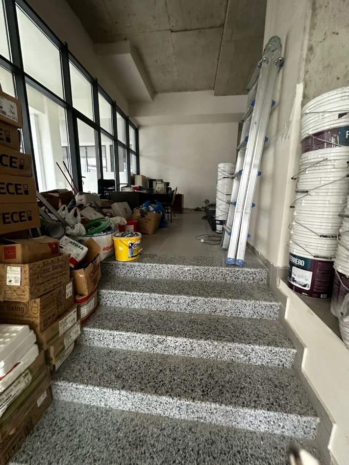 Tirane, jepet me qera dyqan Kati 0, 100 m² 2.500 € (KOMUNA E PARISIT)