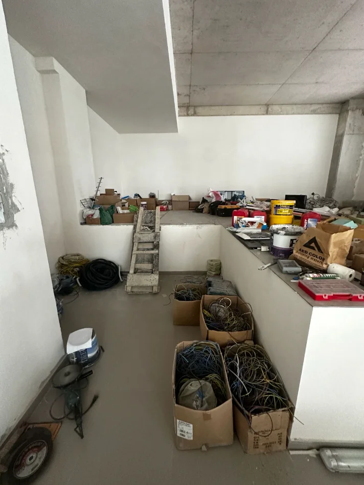 Tirane, jepet me qera dyqan Kati 0, 100 m² 2.500 € (KOMUNA E PARISIT)