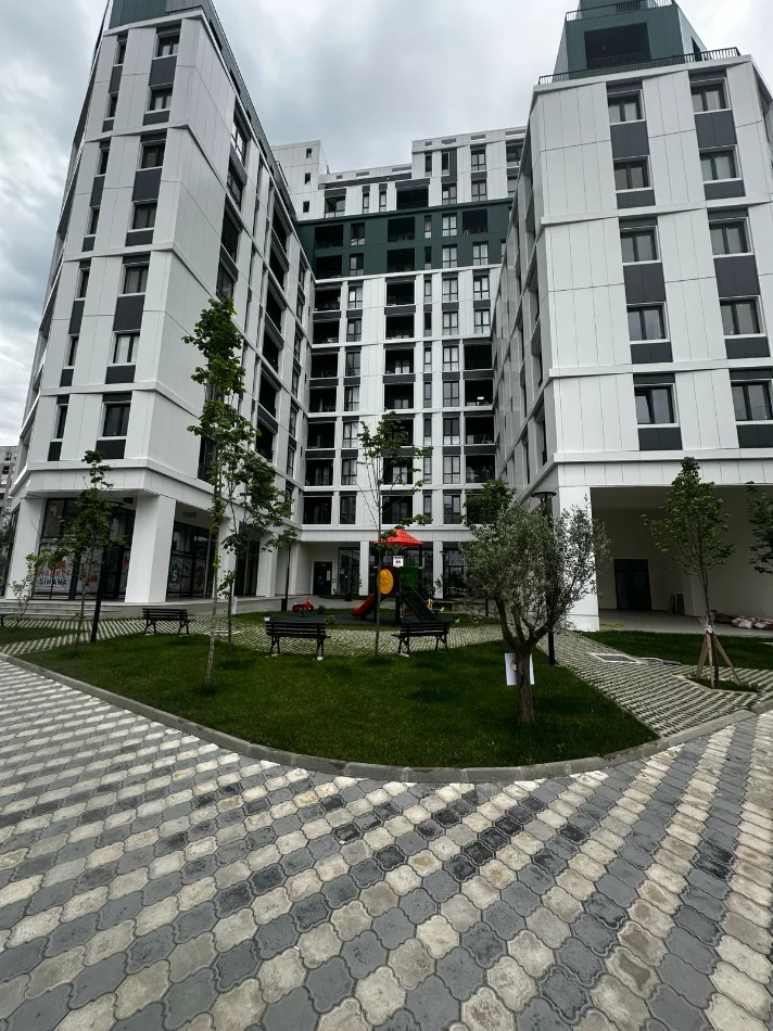 Tirane, jepet me qera dyqan Kati 0, 100 m² 2.500 € (KOMUNA E PARISIT)