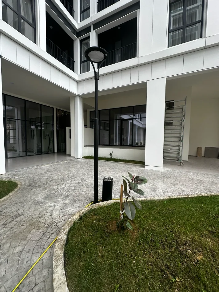 Tirane, jepet me qera dyqan Kati 0, 100 m² 2.500 € (KOMUNA E PARISIT)