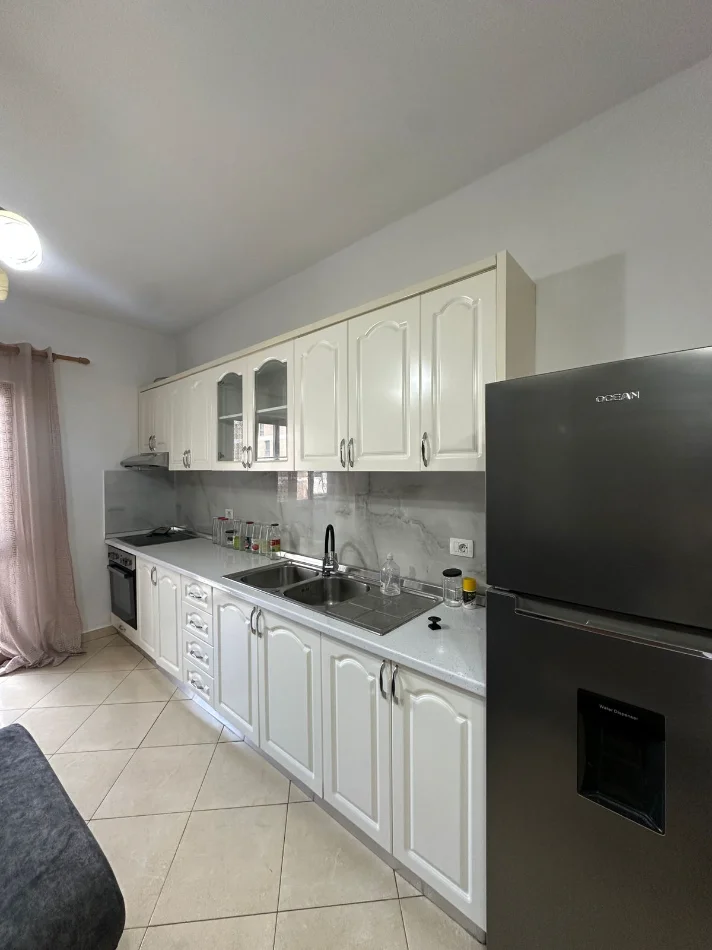Tirane, jepet me qera apartament 2+1 Kati 4, 98 m² 800 € (Qender)