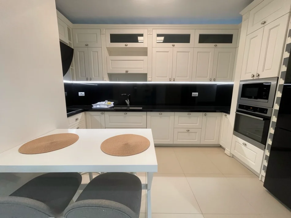 Tirane, jepet me qera apartament 3+1+Ballkon Kati 5, 180 m² 2.500 € (Ambassador 3)