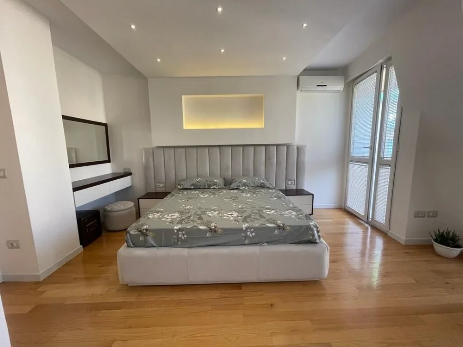 Tirane, jepet me qera apartament 3+1+Ballkon Kati 5, 180 m² 2.500 € (Ambassador 3)