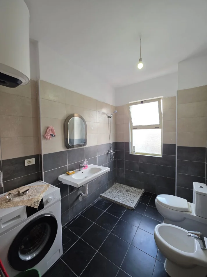 Tirane, jepet me qera apartament 1+1+Ballkon Kati 7, 63 m² 330 € (Rruga Thoma Koxhaj)