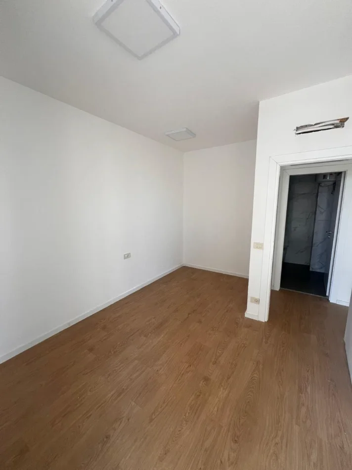 Tirane, jepet me qera zyre Kati 4, 70 m² 650 € (Golden Tower, Mine Peza)