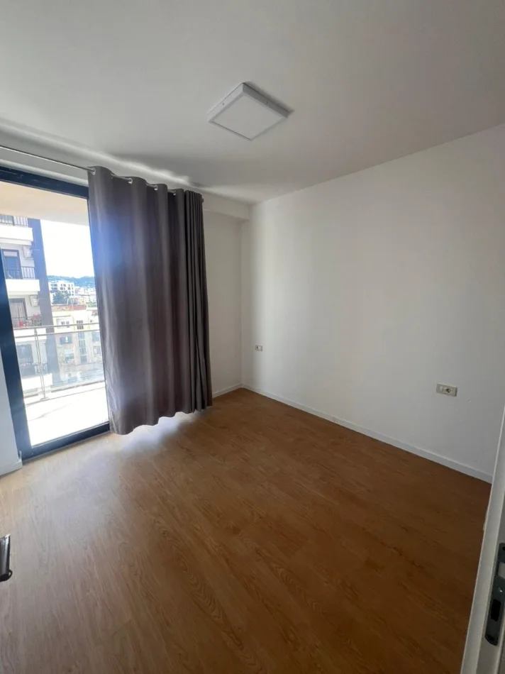Tirane, jepet me qera zyre Kati 4, 70 m² 650 € (Golden Tower, Mine Peza)