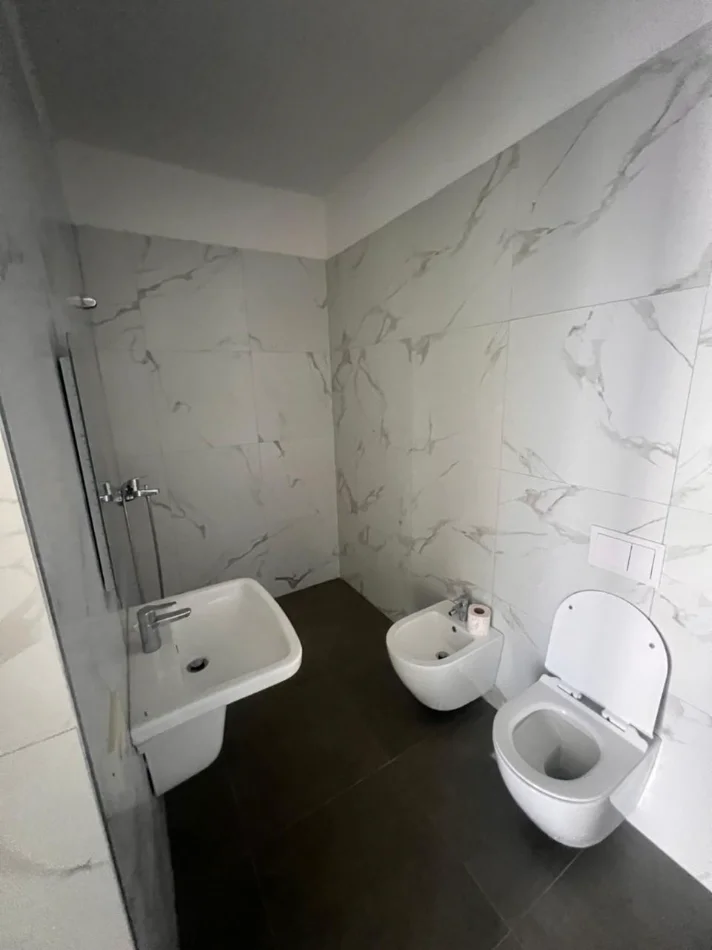 Tirane, jepet me qera zyre Kati 4, 70 m² 650 € (Golden Tower, Mine Peza)