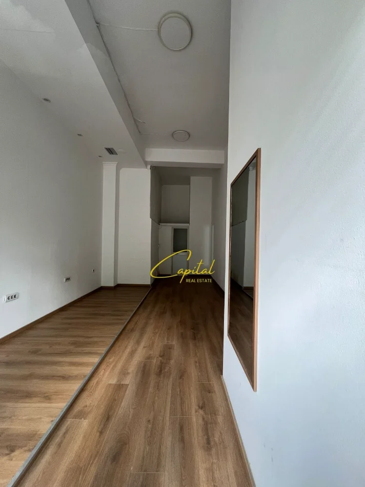 Tirane, jepet me qera ambjent biznesi Kati 0, 28 m² 400 € (XHAMLLIKU)