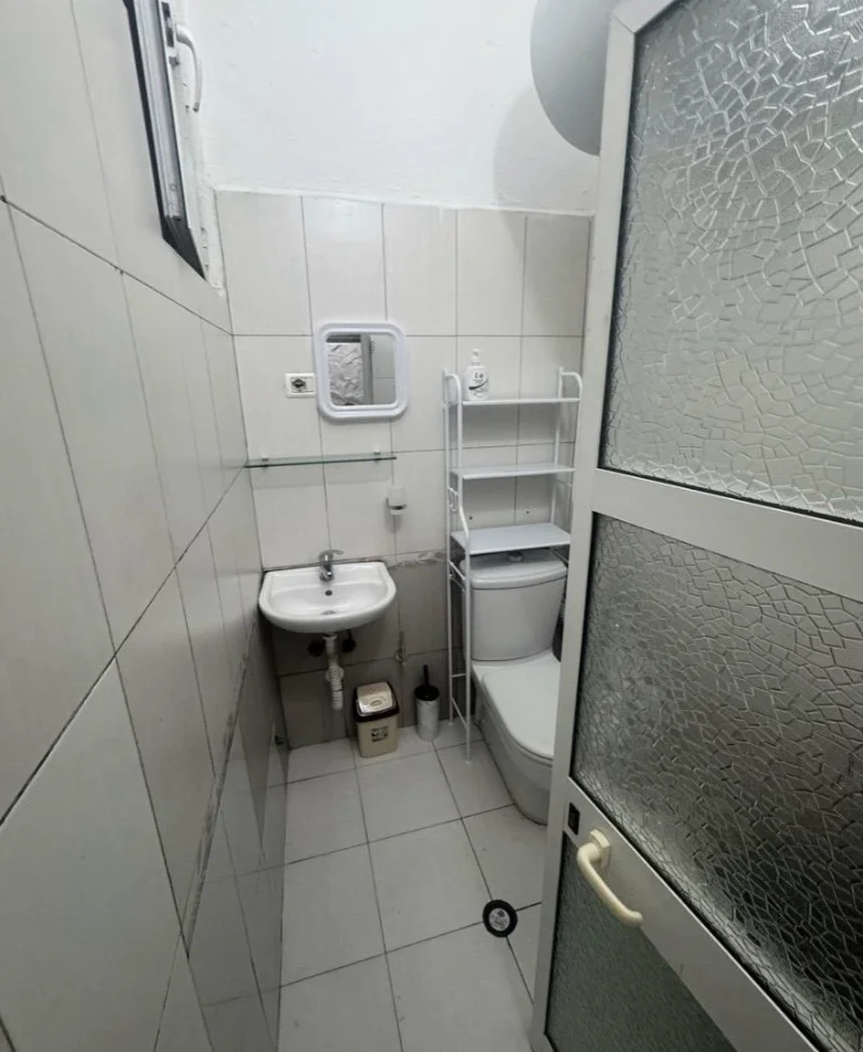 Tirane, jepet me qera garsoniere Kati 1, 25 m² 350 mije leke