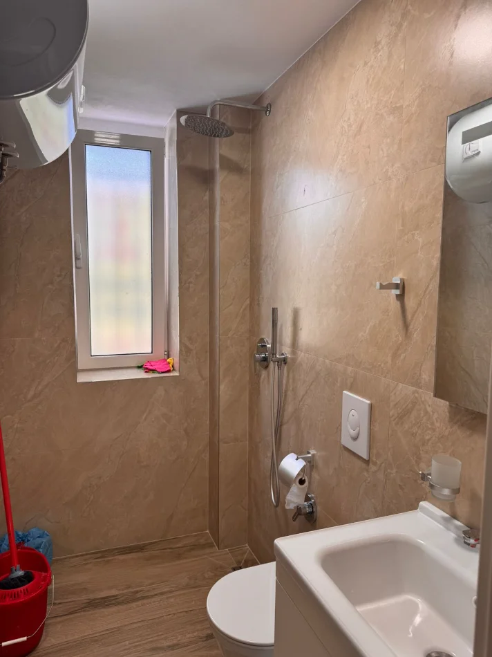 Tirane, jepet me qera ambjent biznesi , 70 m² 800 € (21 DHJETORI)