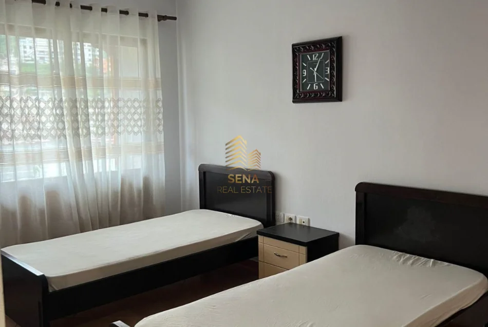 Tirane, jepet me qera apartament 3+1+Ballkon Kati 4, 100 m² 500 € (Selite)
