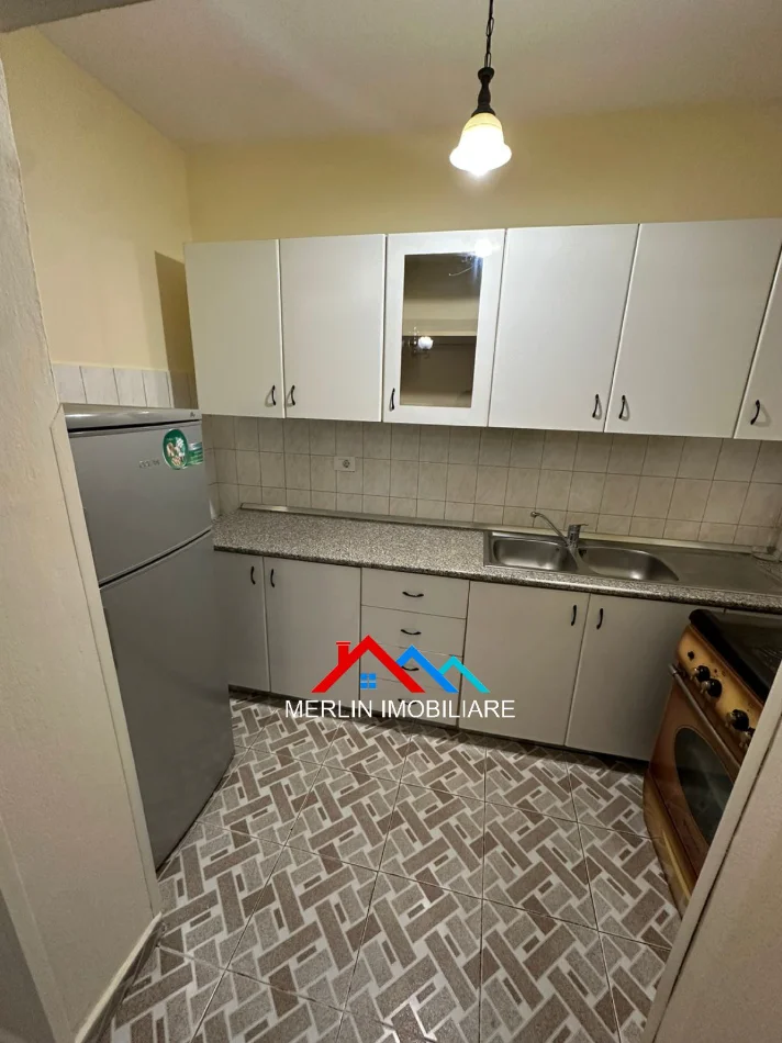 Tirane, jepet me qera apartament 3+1+Ballkon Kati 4, 90 m² 630 € (BULEVARDI ZOGU I PARE)
