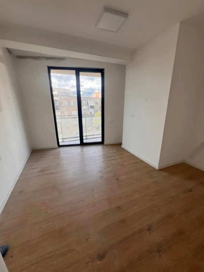 Tirane, jepet me qera ambjent biznesi Kati 1, 150 m² 1.500 € (Mine Peza)