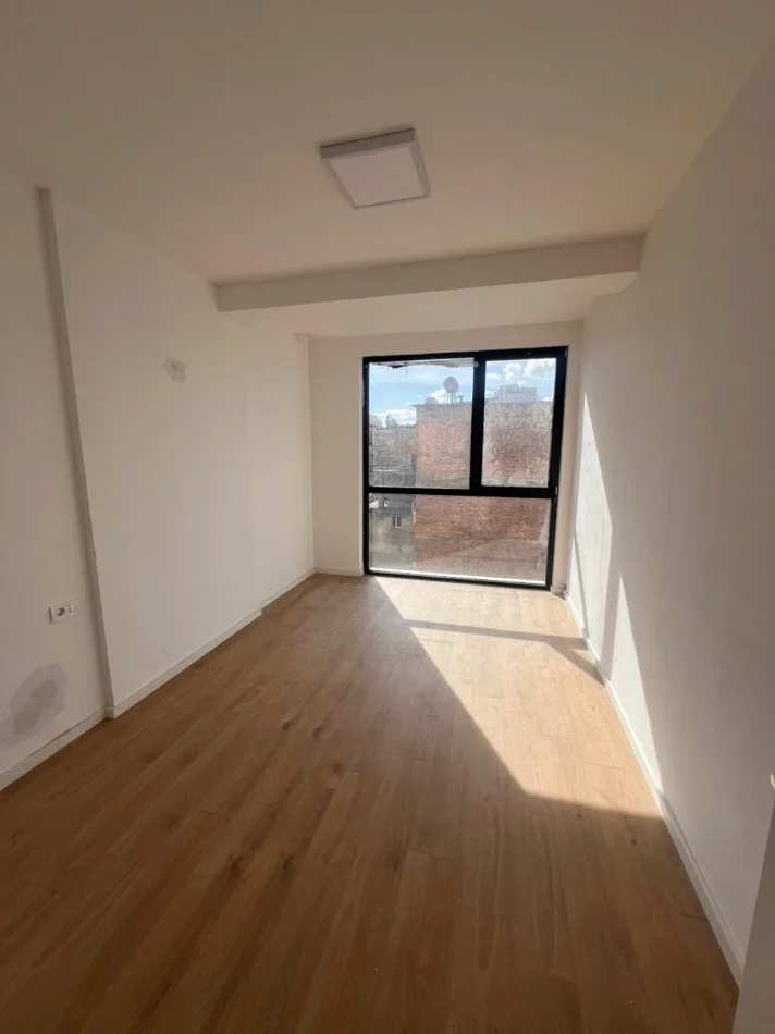 Tirane, jepet me qera ambjent biznesi Kati 1, 150 m² 1.500 € (Mine Peza)