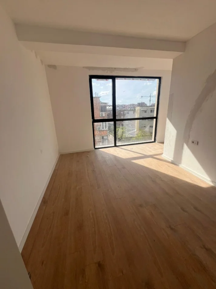 Tirane, jepet me qera ambjent biznesi Kati 1, 150 m² 1.500 € (Mine Peza)