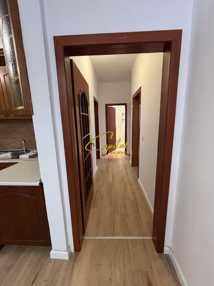Tirane, jepet me qera apartament 3+1 Kati 2, 150 m² 1.100 € (RRUGA E KAVAJES)