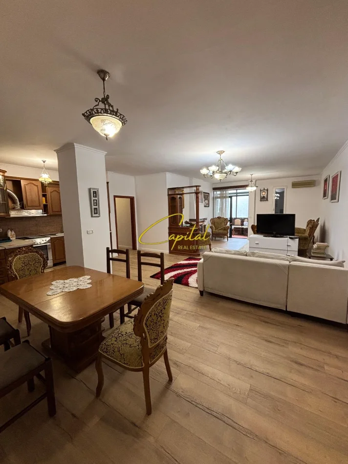 Tirane, jepet me qera apartament 3+1 Kati 2, 150 m² 1.100 € (RRUGA E KAVAJES)