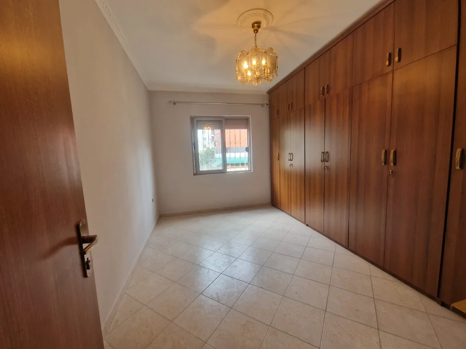 Tirane, shitet apartament 2+1 Kati 1, 93 m² 145.000 € (Astir)