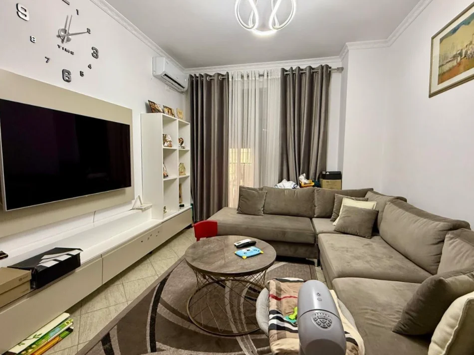Tirane, shitet apartament 1+1+Ballkon Kati 1, 56 m² 97.000 € (Kombinat)