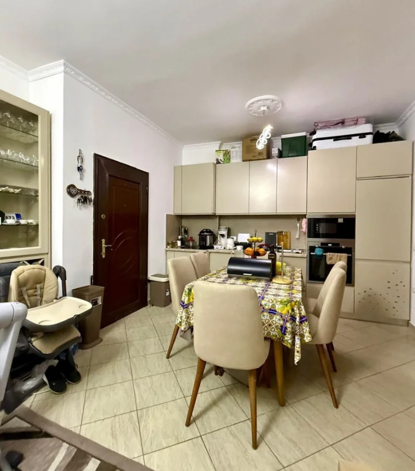 Tirane, shitet apartament 1+1+Ballkon Kati 1, 56 m² 97.000 € (Kombinat)