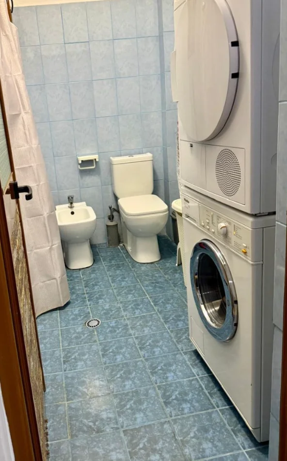 Tirane, shitet apartament 1+1+Ballkon Kati 1, 56 m² 97.000 € (Kombinat)