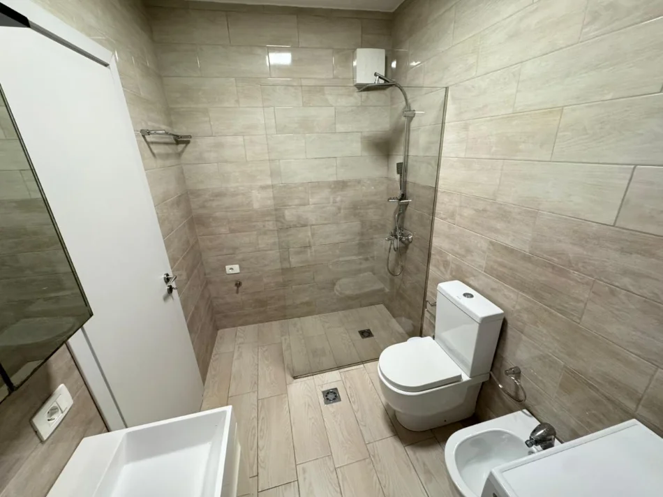 Shqiperi, jepet me qera apartament 1+1 Kati 3, 65 m² 550 € (Kompleksi Ferrari, Rruga Peti)