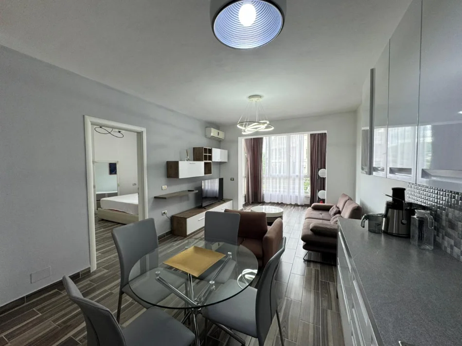 Shqiperi, jepet me qera apartament 1+1 Kati 3, 65 m² 550 € (Kompleksi Ferrari, Rruga Peti)