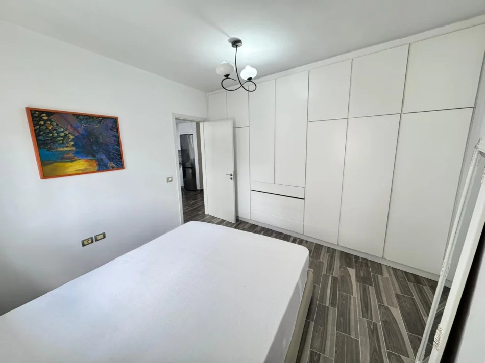 Shqiperi, jepet me qera apartament 1+1 Kati 3, 65 m² 550 € (Kompleksi Ferrari, Rruga Peti)