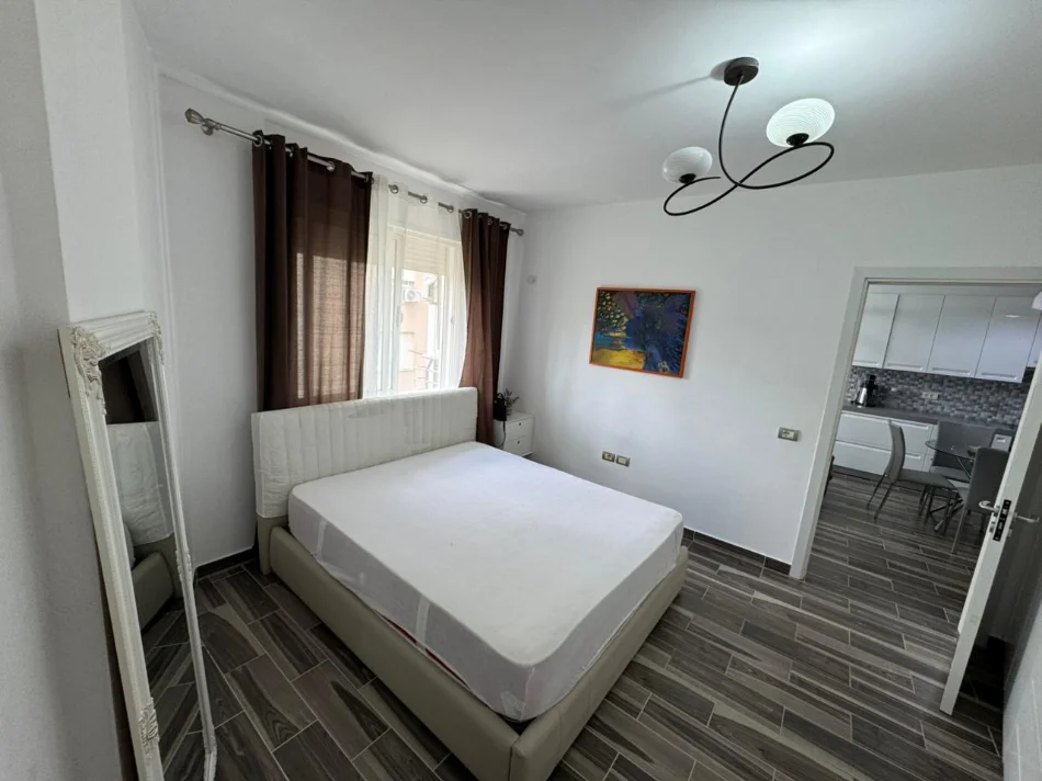 Shqiperi, jepet me qera apartament 1+1 Kati 3, 65 m² 550 € (Kompleksi Ferrari, Rruga Peti)